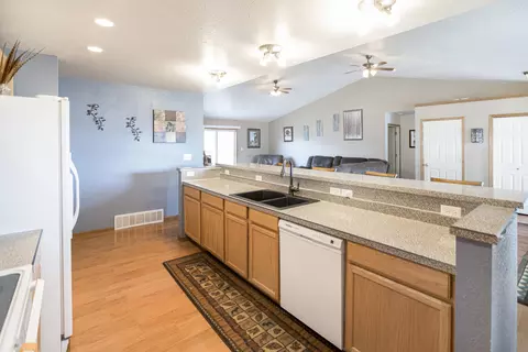 2216 16th Ave W, Williston, ND 58801 photo 9