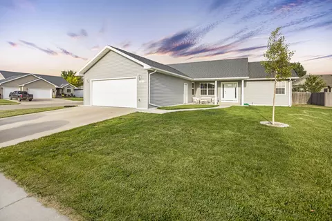 2216 16th Ave W, Williston, ND 58801 photo 2