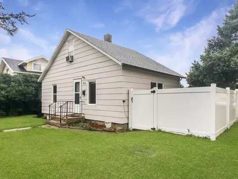 814 6th Ave W, Williston, ND 58801 photo 2