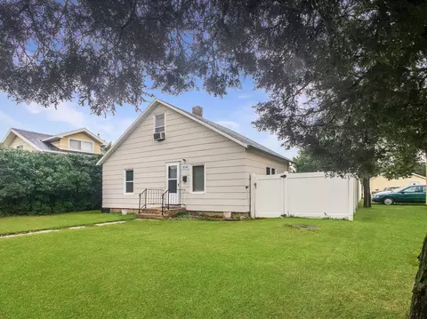 814 6th Ave W, Williston, ND 58801 photo 1