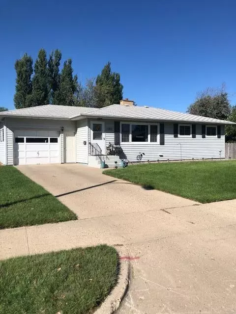 1317 E Hillcourt E, Williston, ND 58801 photo 1