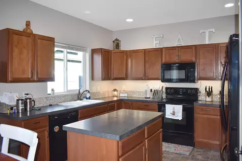 2724 23rd St W, Williston, ND 58801 photo 3