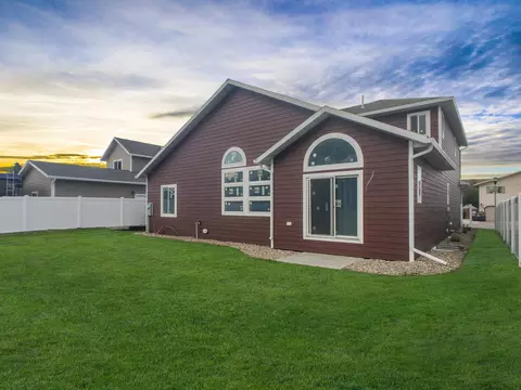 2109 17th Ct W, Williston, ND 58801 photo 2