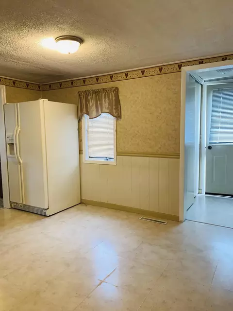 1514 5th Ave W, Williston, ND 58801 photo 3