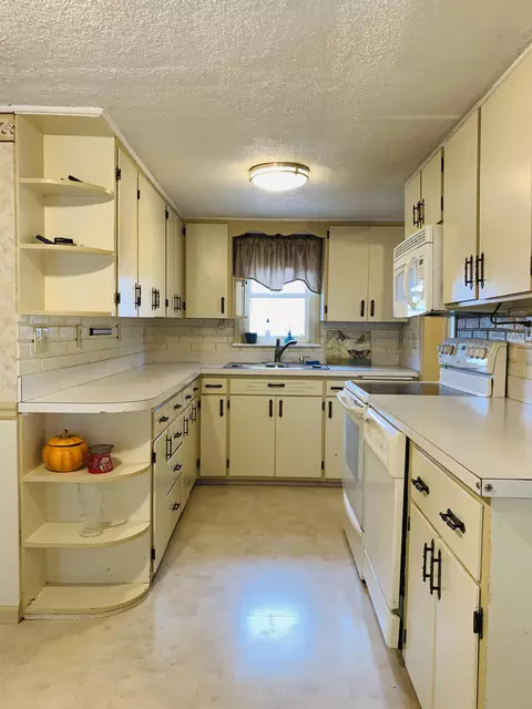 1514 5th Ave W, Williston, ND 58801 photo 4