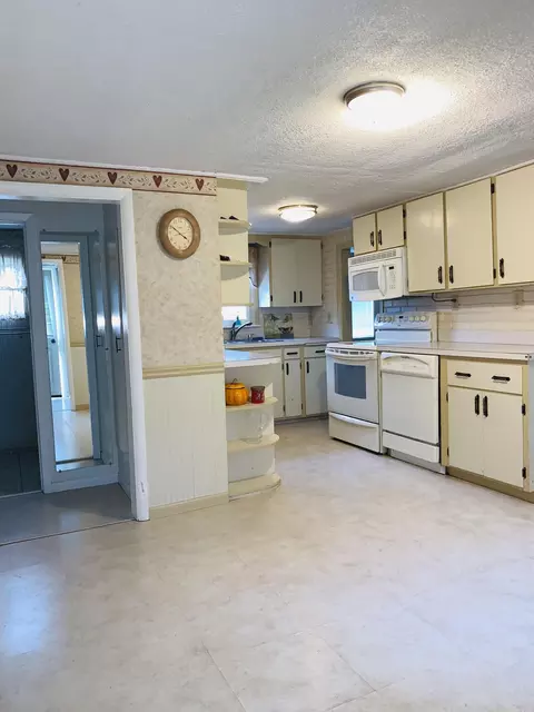 1514 5th Ave W, Williston, ND 58801 photo 2