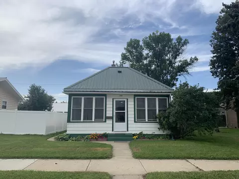 415 1st Ave W, Williston, ND 58801 photo 1