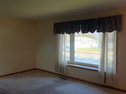 1713 8th Ave W, Williston, ND 58801 photo 2