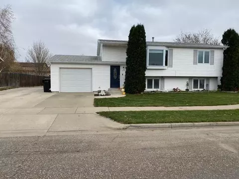 2316 17th Cir W, Williston, ND 58801 photo 1