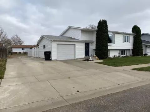 2316 17th Cir W, Williston, ND 58801 photo 2