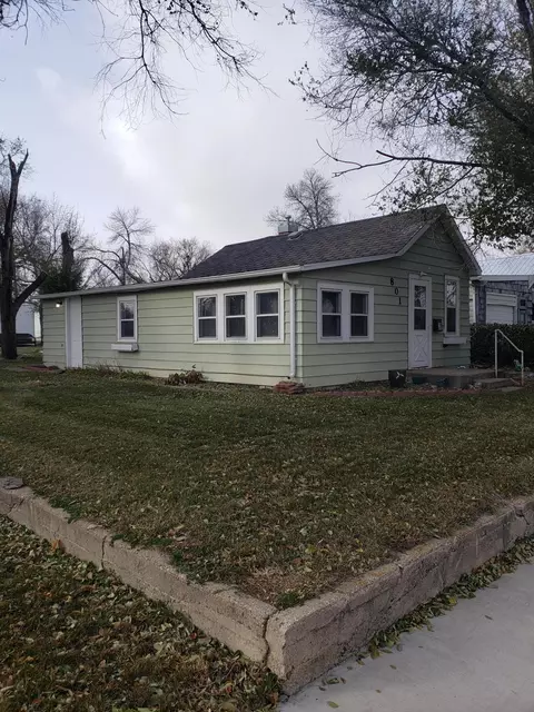 801 6th Ave W, Williston, ND 58801 photo 2
