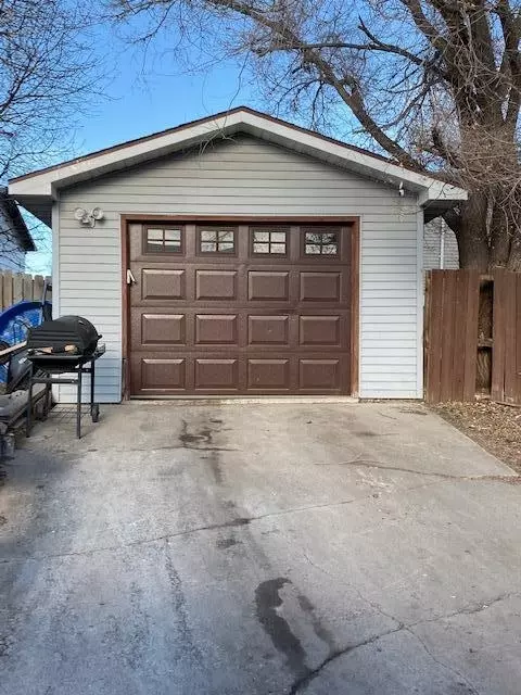 1807 31st St W, Williston, ND 58801 photo 3