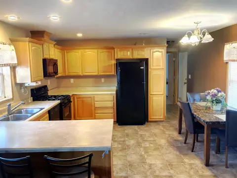 2202 36th Ter, Williston, ND 58801 photo 4