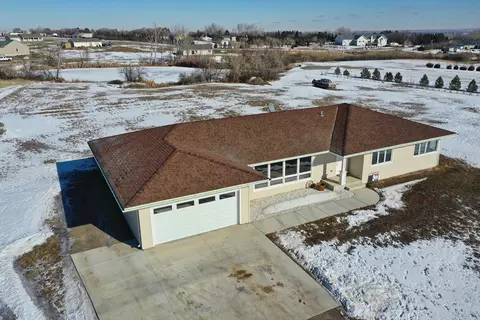 14033 Lakeview Dr, Williston, ND 58801 photo 1