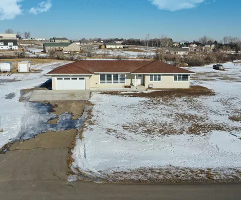14033 Lakeview Dr, Williston, ND 58801 photo 2