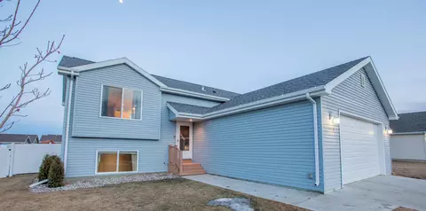 1512 20th Ave W, Williston, ND 58801 photo 2