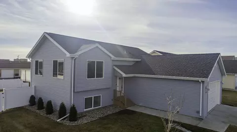 1512 20th Ave W, Williston, ND 58801 photo 1
