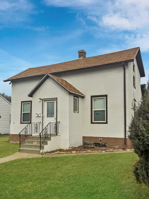 816 4th Ave W, Williston, ND 58801 photo 1
