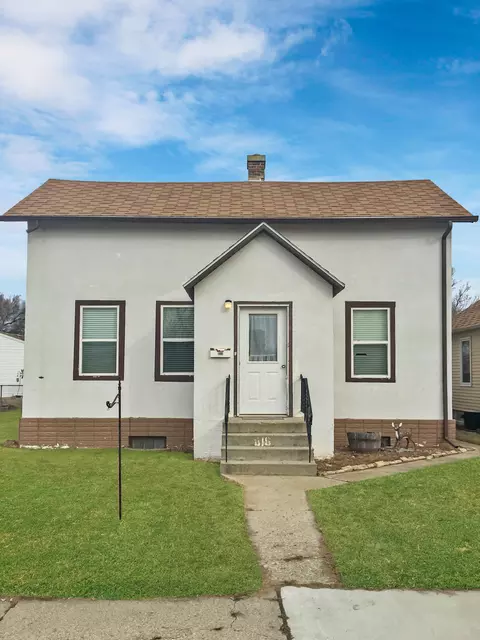 816 4th Ave W, Williston, ND 58801 photo 3