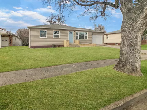 1710 6th St W, Williston, ND 58801 photo 2