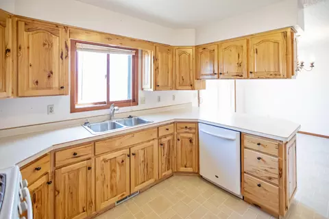 1914 13th Ave W, Williston, ND 58801 photo 7