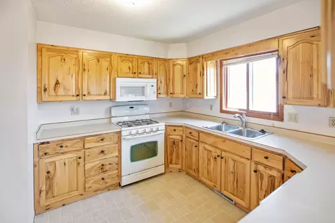 1914 13th Ave W, Williston, ND 58801 photo 6