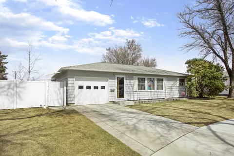 1610 10th St W, Williston, ND 58801 photo 2