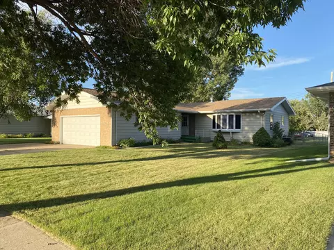 1708 Rose Ln, Williston, ND 58801 photo 1