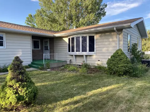 1708 Rose Ln, Williston, ND 58801 photo 2
