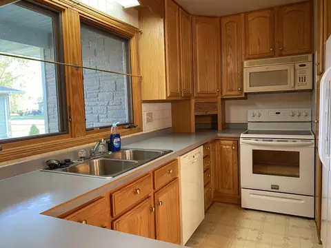 1708 Rose Ln, Williston, ND 58801 photo 11