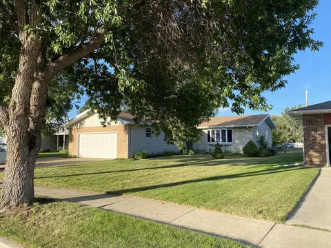1708 Rose Ln, Williston, ND 58801 photo 3