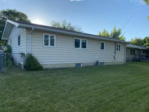 1708 Rose Ln, Williston, ND 58801 photo 5
