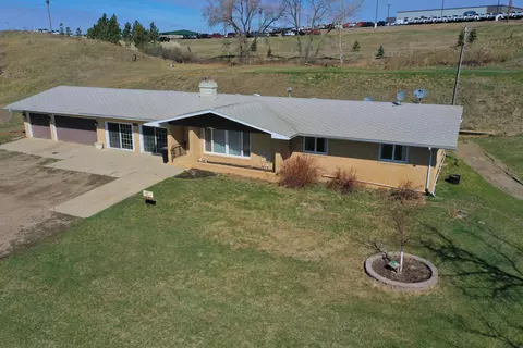 208 32nd Ave W, Williston, ND 58801 photo 3