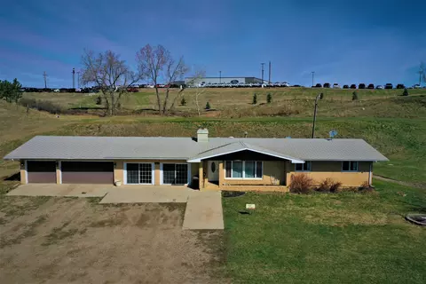 208 32nd Ave W, Williston, ND 58801 photo 2