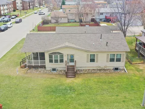 1703 30th St W, Williston, ND 58801 photo 2