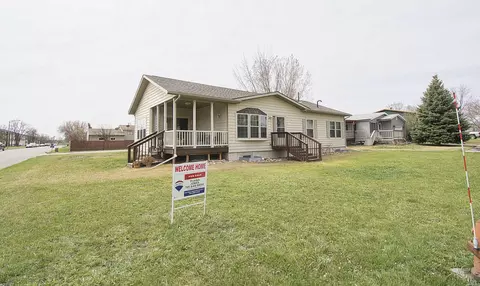 1703 30th St W, Williston, ND 58801 photo 3