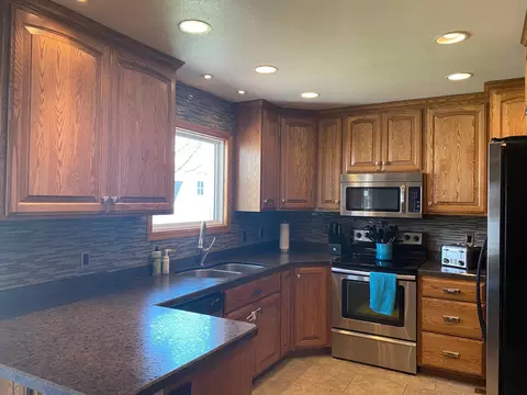 1612 6th Ave W, Williston, ND 58801 photo 3