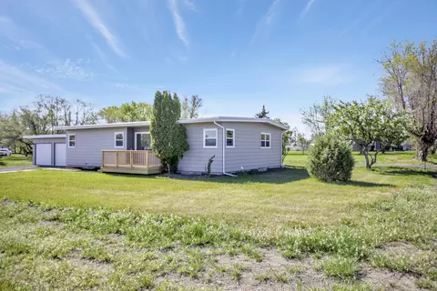 312 38th St E, Williston, ND 58801 photo 4