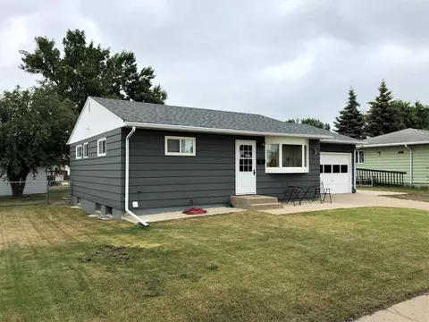 1710 4th St W, Williston, ND 58801 photo 2