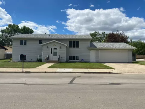 2125 7th Ave E, Williston, ND 58801 photo 1