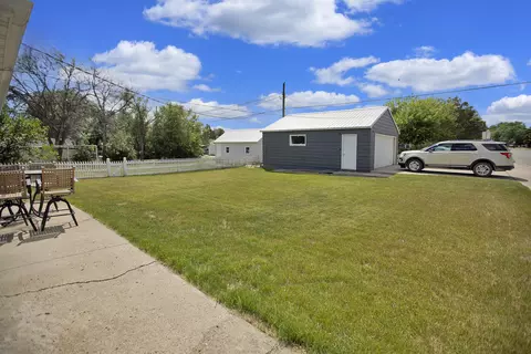 523 8th Ave W, Williston, ND 58801 photo 3