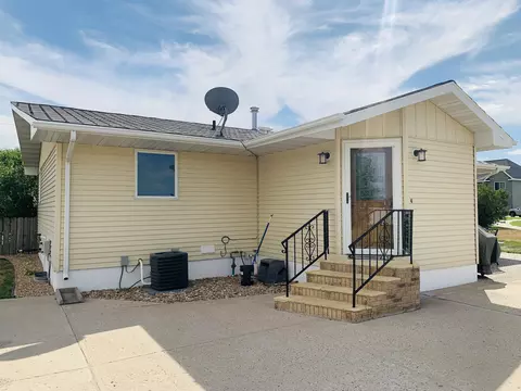 1814 17th Ct W, Williston, ND 58801 photo 3