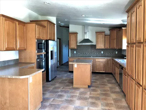 81 70th St E, Williston, ND 58801 photo 4