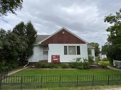 902 2nd Ave W, Williston, ND 58801 photo 1