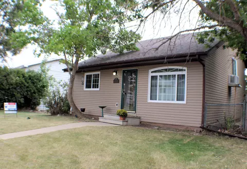 1705 28th St W, Williston, ND 58801 photo 3