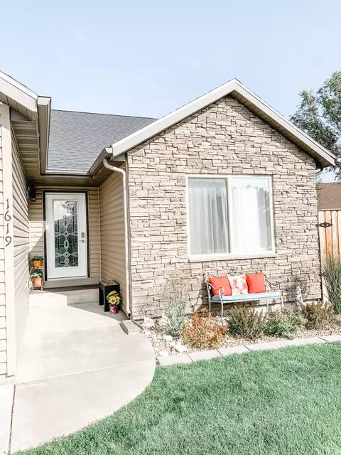 1619 Creekside Dr, Williston, ND 58801 photo 2