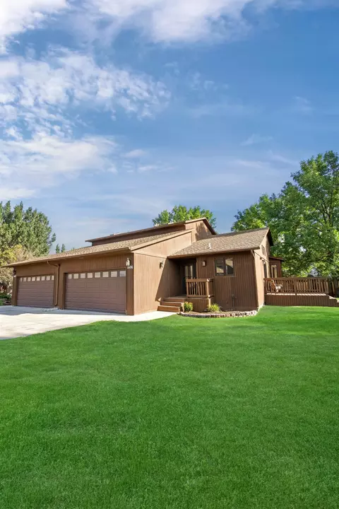 1606 Bison Dr, Williston, ND 58801 photo 2