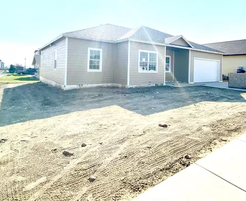 3703 Orange Willow St, Williston, ND 58801 photo 3