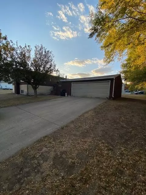 1909 9th Ave W, Williston, ND 58801 photo 3