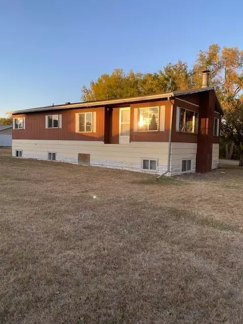 1909 9th Ave W, Williston, ND 58801 photo 1